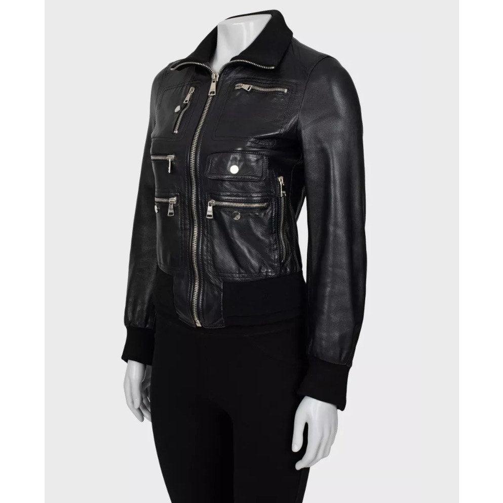 Aggiungi un tocco di lusso al tuo guardaroba con questa splendida giacca in pelle nera di Dolce & Gabbana!
Questa giacca aderente è sapientemente realizzata in vera pelle e presenta un'elegante minuteria argentata.
La silhouette sottile e i polsini