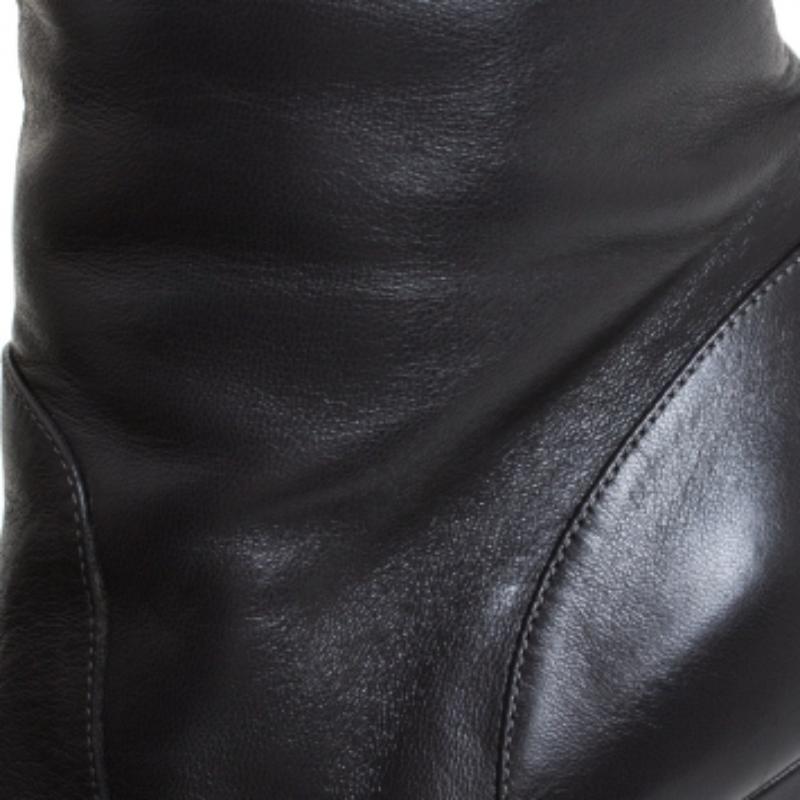 Dolce & Gabbana Schwarze knielange Plateaustiefel aus Leder Größe 36 im Angebot 2
