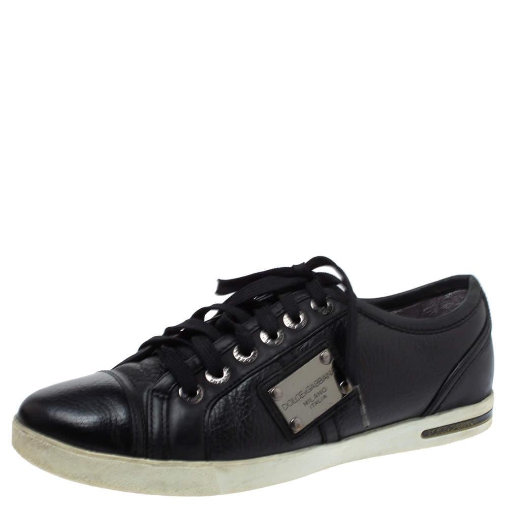 Robustes et élégantes, ces baskets basses Dolce & Gabbana sont parfaites pour les tenues décontractées. Elles ont été fabriquées en cuir de qualité dans une nuance classique de noir. Elles sont dotées de lacets, d'un logo sur les côtés et d'une