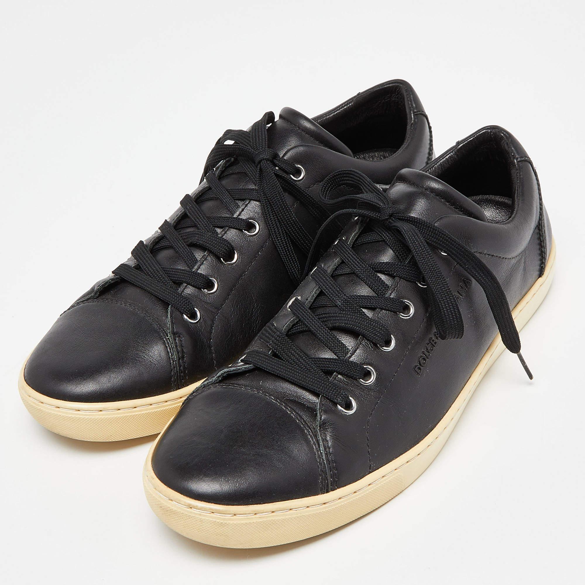 Sturdy and stylish, these low-top sneakers by Dolce & Gabbana are perfect for a hots of occasions. They have been crafted from quality leather and come in a classic shade of black. They are styled with lace-ups, logo detailing on the sides,