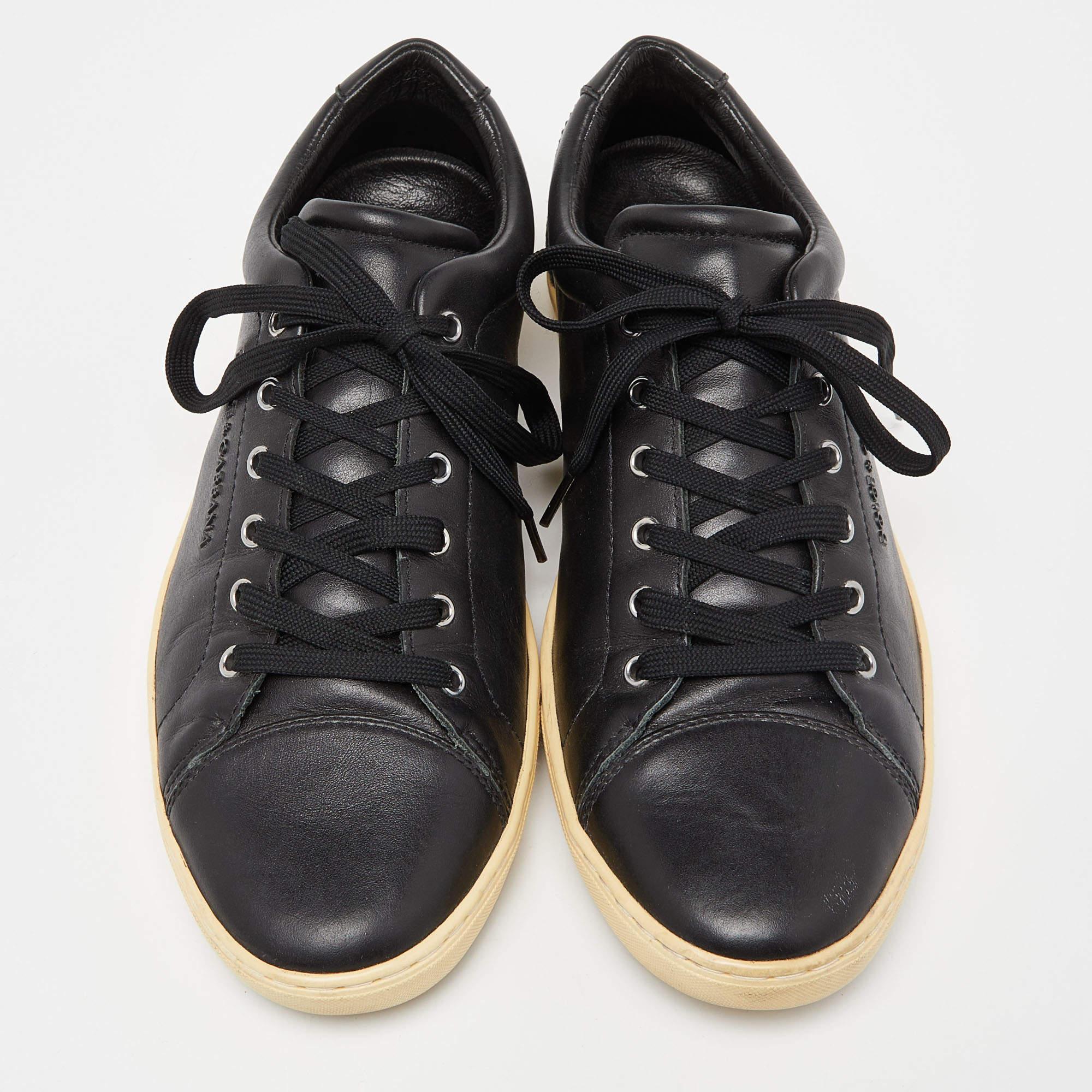 Dolce & Gabbana Black Leather Lace Low Top Sneakers Size 44 In Good Condition For Sale In Dubai, Al Qouz 2