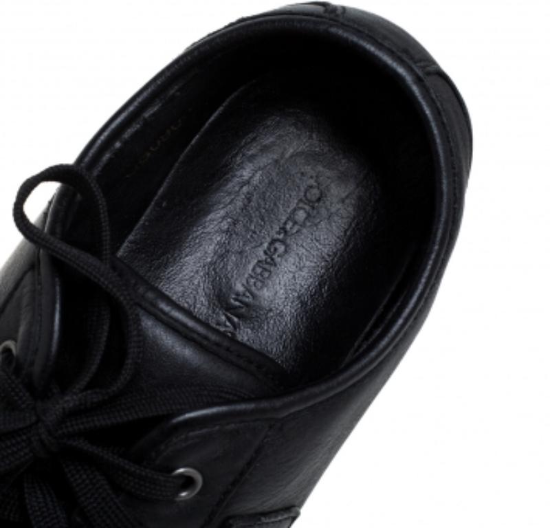 Sturdy and stylish, these low-top sneakers by Dolce & Gabbana are perfect for a hots of occasions. They have been crafted from quality leather and come in a classic shade of black. They are styled with lace-ups, logo detailing on the sides,