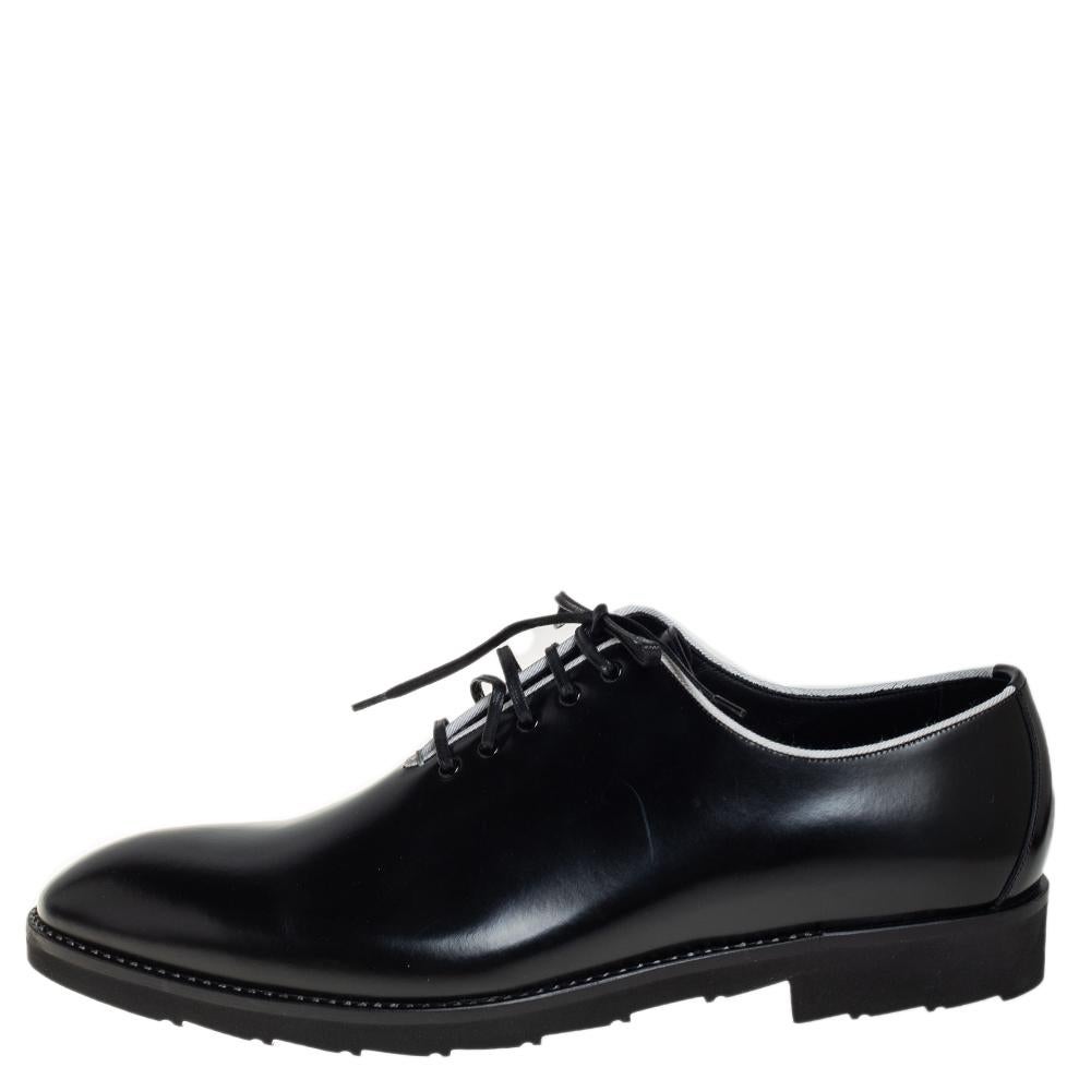 These Dolce & Gabbana shoes bring a refined look! The pair is expertly crafted from black leather and feature lace-ups on the vamps and comfortable insoles. Pair them with a plain shirt, slim-fit trousers, and a double-breasted blazer for a formal