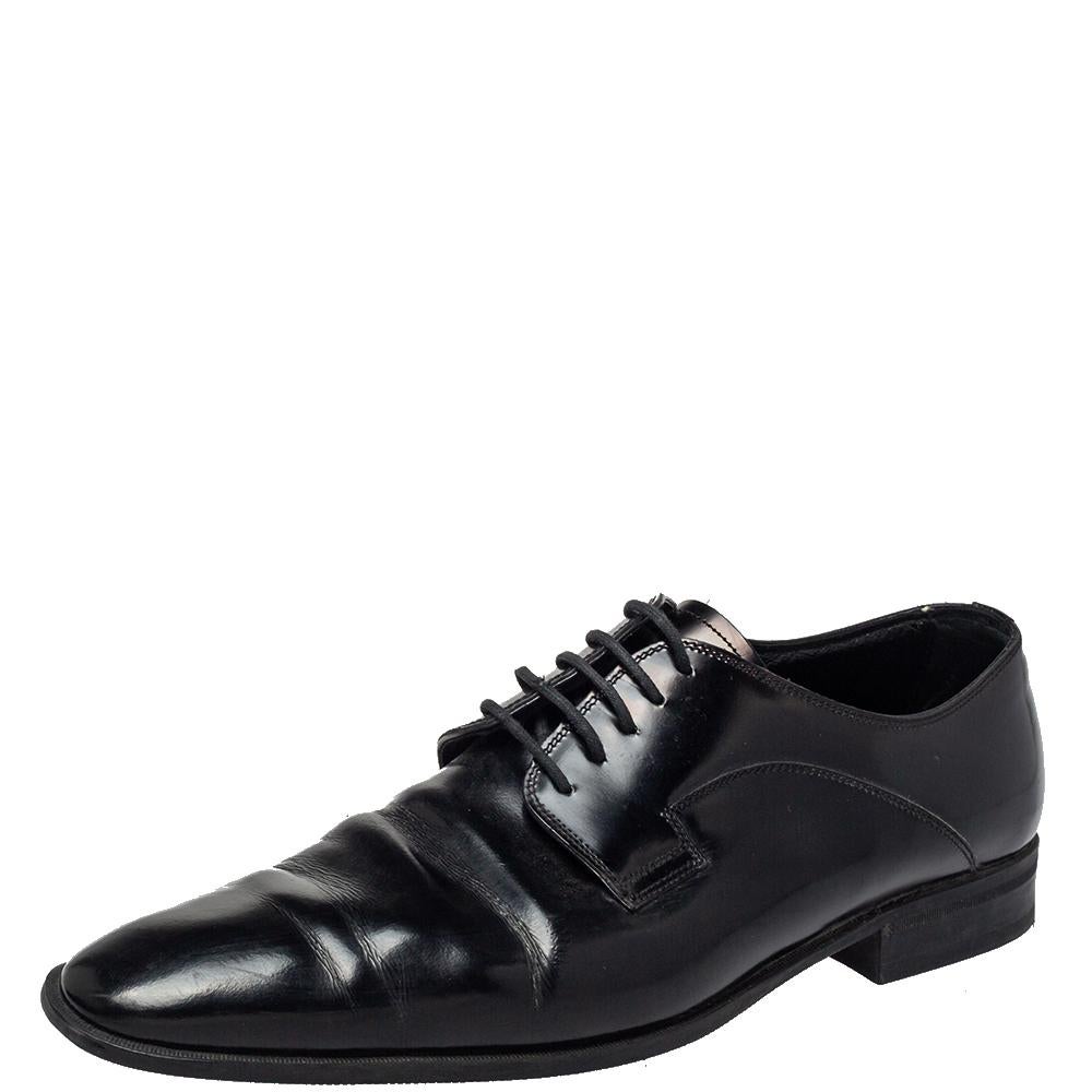 These designer oxfords from Dolce & Gabbana are just what you need to pair with a smart outfit. Crafted from leather in a black shade, they have lace ties and comfortable insoles.

