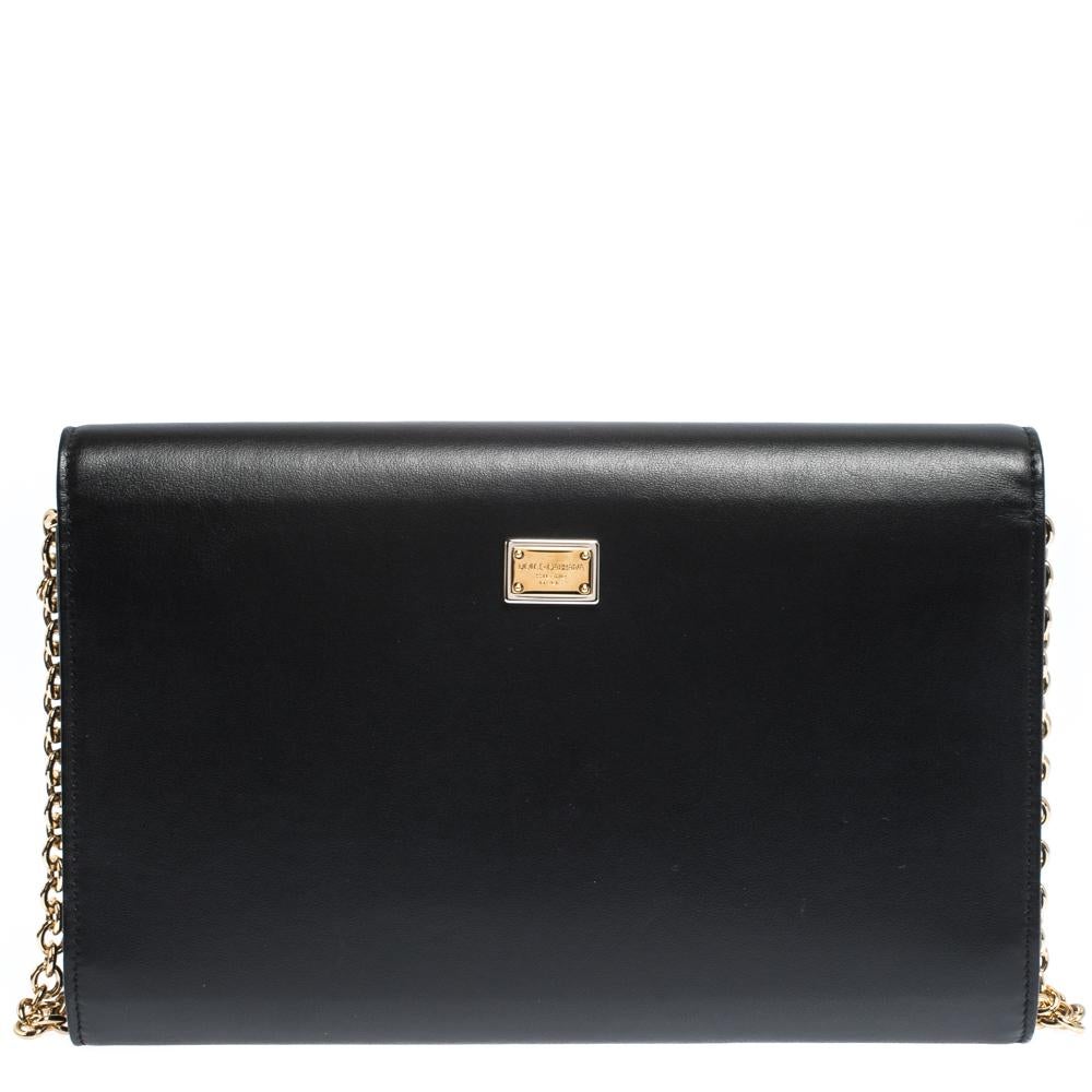 Dolce & Gabbana's L'amore è Bellezza clutch has been expertly crafted from leather in a flap style. It opens to reveal a neatly organised interior that can hold your cards, currency and coins. It is sure to come in handy.

Includes:Price Tag,