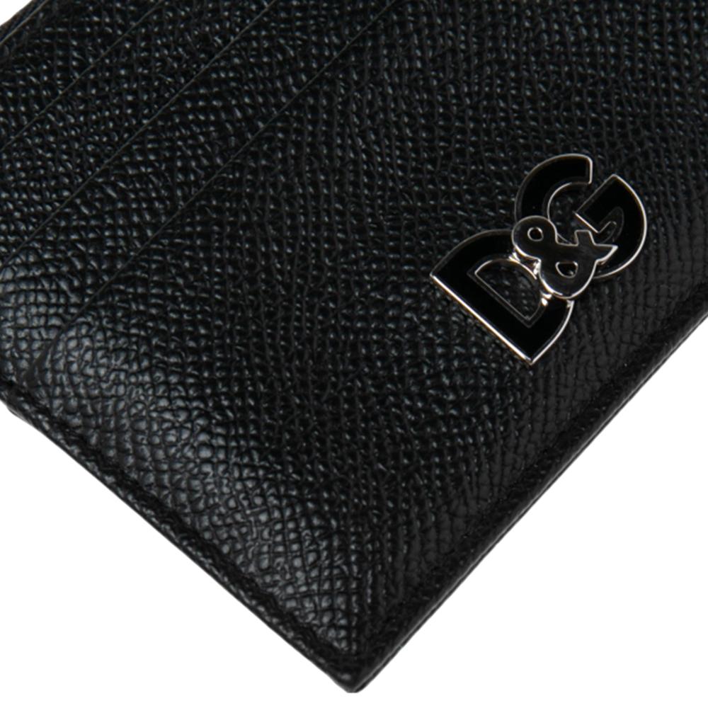 This classy Dolce & Gabbana cardholder is the ideal choice when you wish to accessorize with a little extra something. Featuring a D&G logo, this black leather piece has enough space to fit in your essentials.

