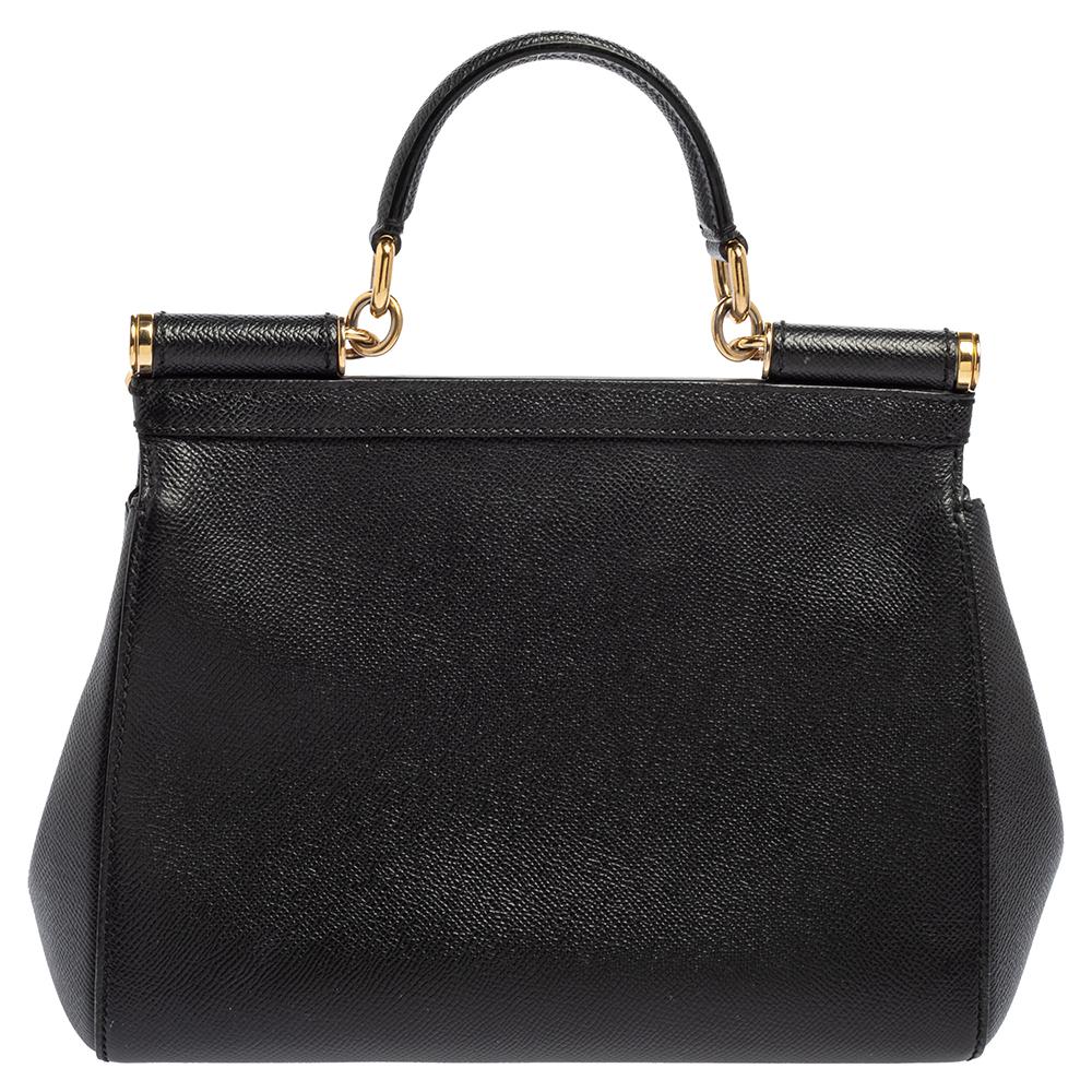 Questa Miss Sicily di Dolce & Gabbana è una borsa ambita dalle donne di tutto il mondo. La borsa in pelle nera ha una patta che si apre su uno scomparto con fodera in tessuto e spazio sufficiente per contenere i tuoi oggetti essenziali. È dotata di