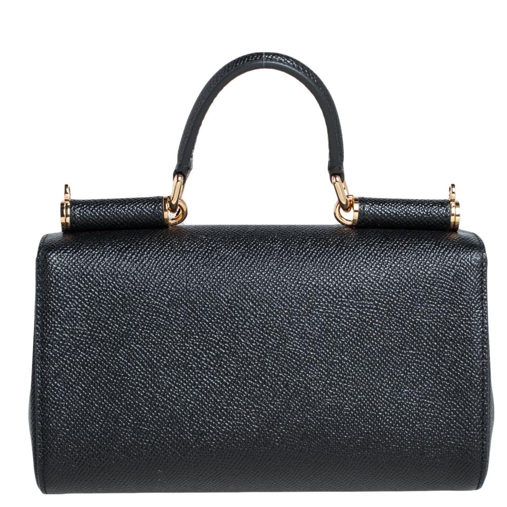 Die kultige Miss Sicily Tasche von Dolce & Gabbana ist nach dem Heimatland von Domenico Dolce benannt und verkörpert die Ästhetik des italienischen Glamours. Die schlichte Silhouette ist aus schwarzem Leder gefertigt und verfügt über eine