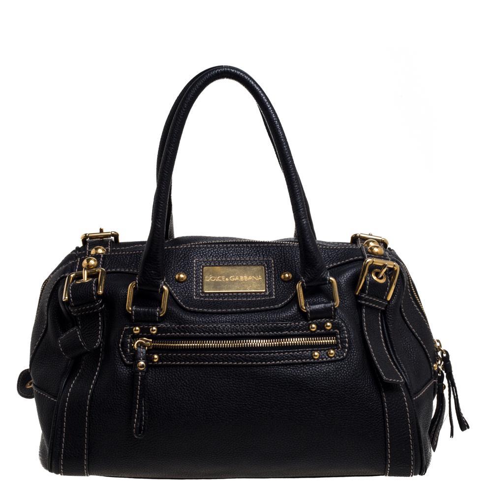 This chic Miss Easy Way Boston Bag by Dolce & Gabbana will enhance both your casual and formal wear. Crafted from leather in black, it is decorated with the brand plaque and a zip pocket on the front. The bag is equipped with two handles and a zip