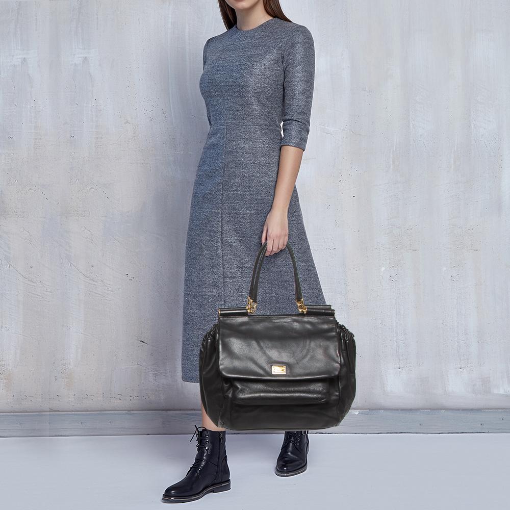 This alluring tote bag for women has been designed to assist you on any day. Convenient to carry and fashionably designed, the tote is cut with skill and sewn into a great shape. It is well-equipped to be a reliable accessory. 
