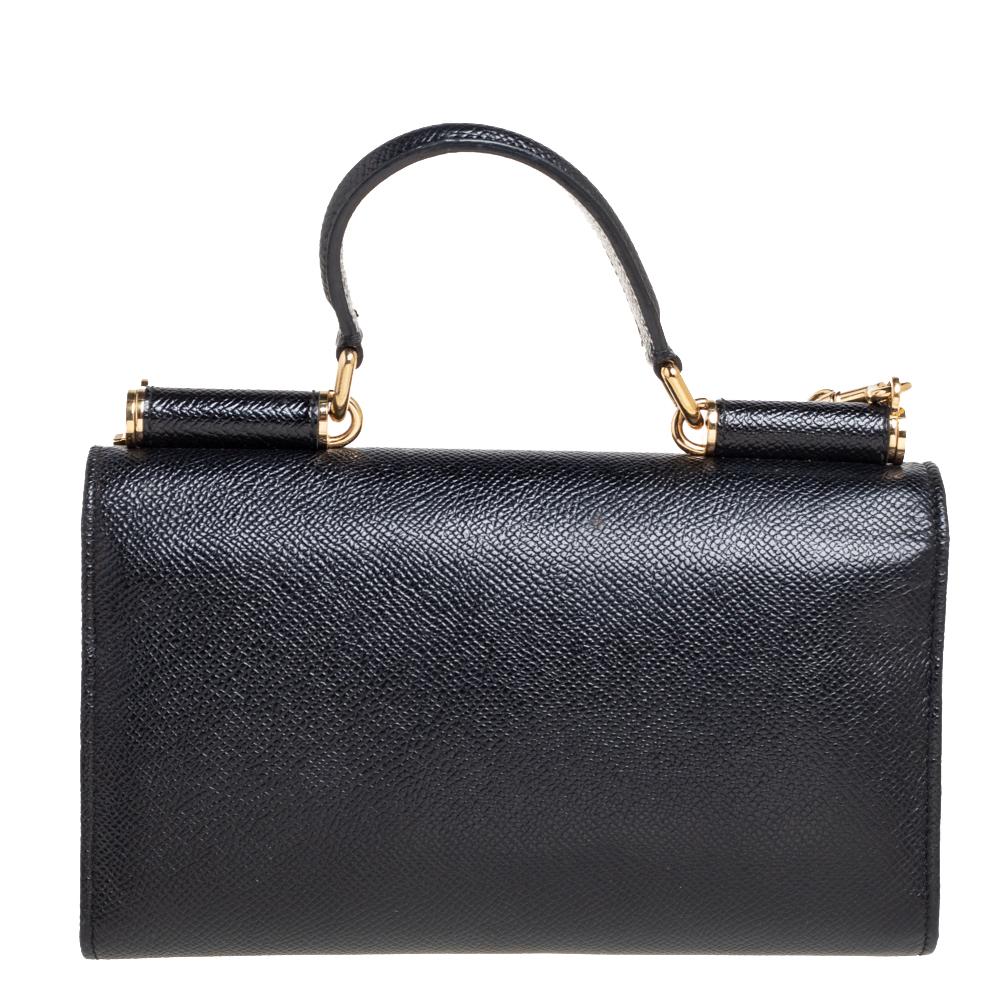Displaying a graceful silhouette and a sturdy design, this fascinating Miss Sicily Von wallet on chain from Dolce & Gabbana rightly represents the brand's skilled flair. It is made from black leather with a gold-toned logo plaque embellishing the