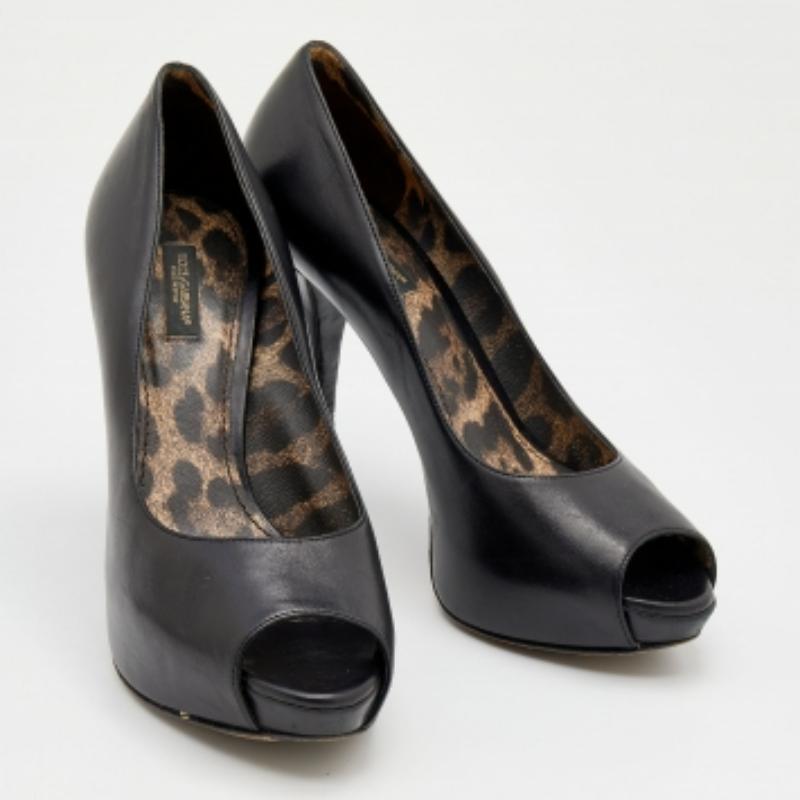 D'un design intemporel, cette paire d'escarpins Dolce & Gabbana ajoutera un attrait sophistiqué à votre tenue. Réalisé en cuir,  il possède une construction raffinée. La tige noire de cette paire est élégamment relevée sur des talons et des