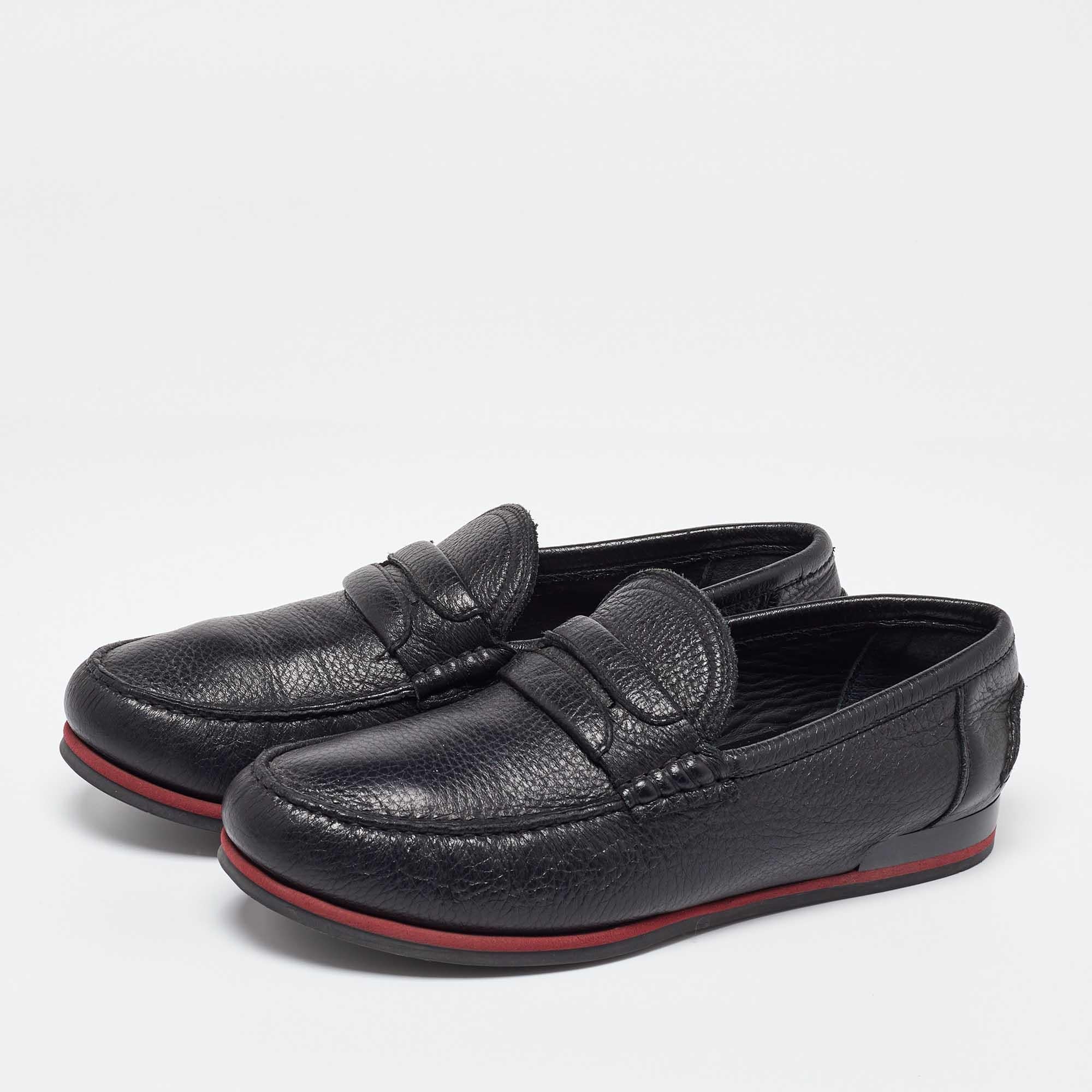 Um Ihre Kleidung perfekt zu ergänzen, bringen wir Ihnen dieses Paar Slipper, die nichts als Stil sprechen. Die Schuhe wurden mit viel Geschick gefertigt und sind so konzipiert, dass sie sich leicht anziehen lassen. Sie sind genau die richtige Wahl,