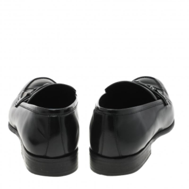 Dieses Paar schwarzer Slipper von Dolce & Gabbana ist ein klassisches Design, das nie aus der Mode kommt und einen Kauf wert ist. Die von erfahrenen Handwerkern genähten Lederschuhe zeichnen sich durch saubere Nähte, bequeme Innensohlen und