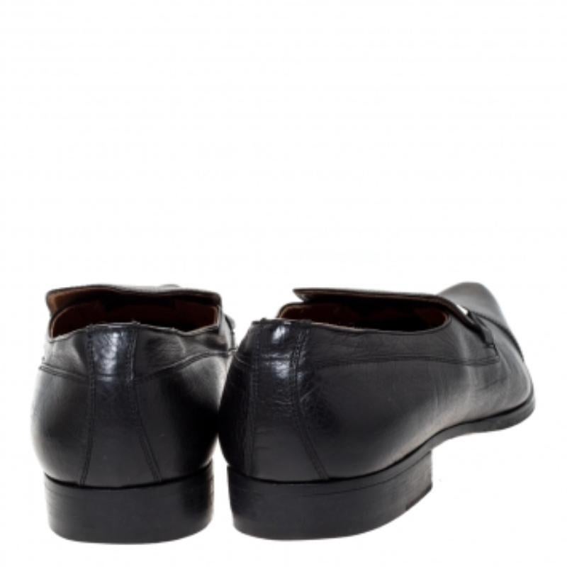 Dieses Paar schwarzer Loafer von Dolce & Gabbana ist ein klassisches Design, das nie aus der Mode kommt und einen Kauf wert ist. Die von Fachleuten genähten Lederschuhe zeichnen sich durch saubere Nähte, bequeme Innensohlen und haltbare Laufsohlen