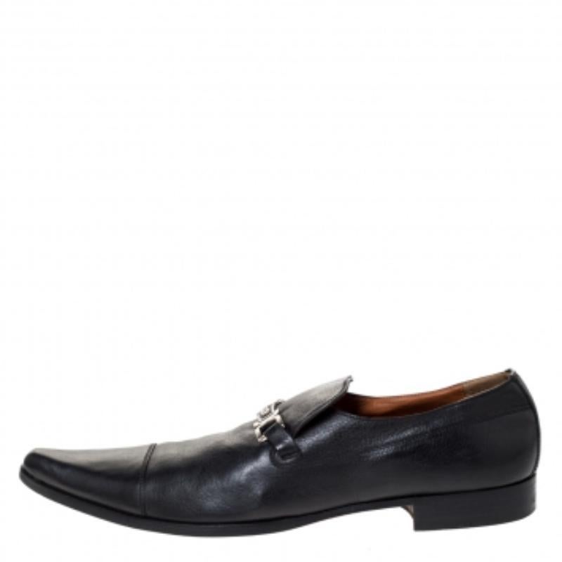 Dolce & Gabbana Schwarzes Leder Slipper mit spitzen Zehen Größe 44 Herren im Angebot