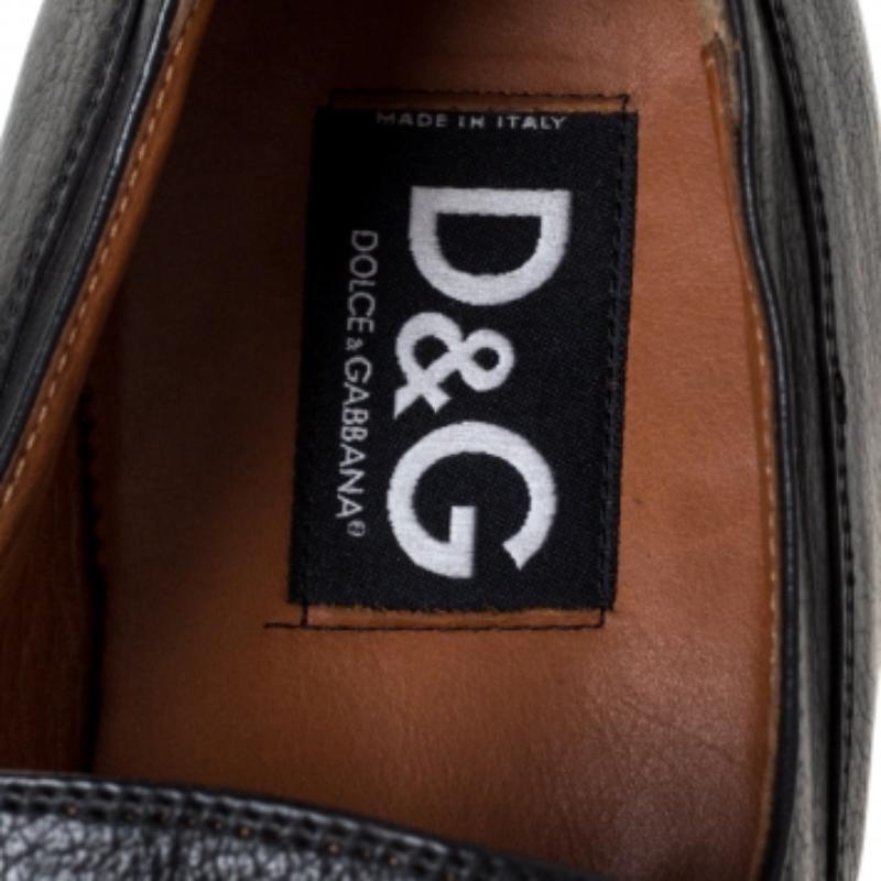 Dolce & Gabbana Schwarzes Leder Slipper mit spitzen Zehen Größe 44 im Angebot 1