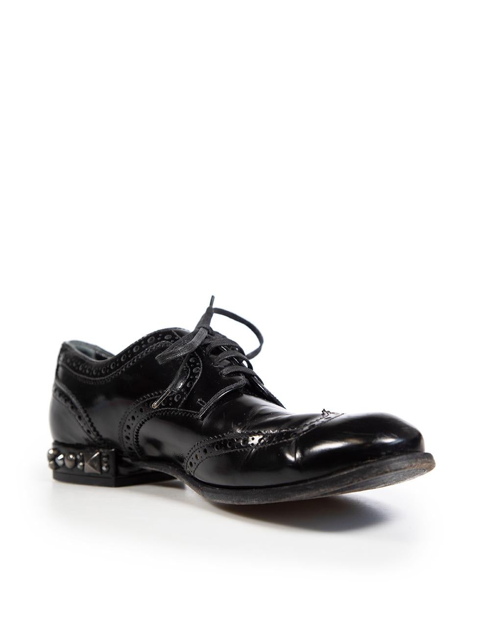 L'ÉTAT est bon. Une usure mineure des brogues est évidente. Légères rayures sur l'avant, les deux côtés et l'arrière des deux chaussures. Usure générale aux deux semelles, et ternissement et indentations aux clous des deux talons sur cet article de
