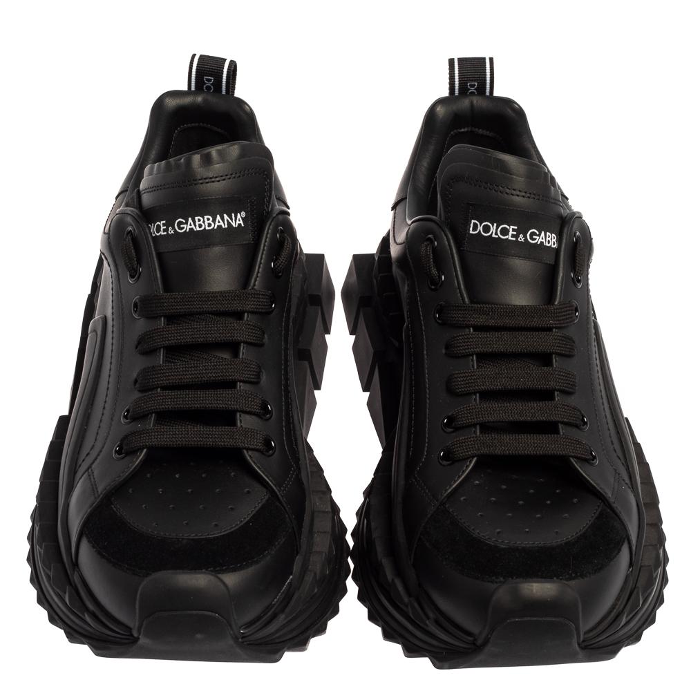 Take your sneaker game a notch up with the Super King by Dolce & Gabbana. A simple round-toe leather sneaker with lace-up closure is given the best upgrade with a rubber sole formed by assembling several pieces. These Super King sneakers for men are