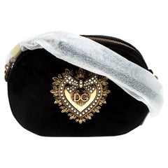 Dolce & Gabbana Schwarze Matelasse Devotion Kamera-Umhängetasche aus Samt
