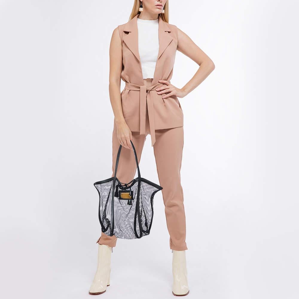 This alluring tote bag for women has been designed to assist you on any day. Convenient to carry and fashionably designed, the tote is cut with skill and sewn into a great shape. It is well-equipped to be a reliable accessory.