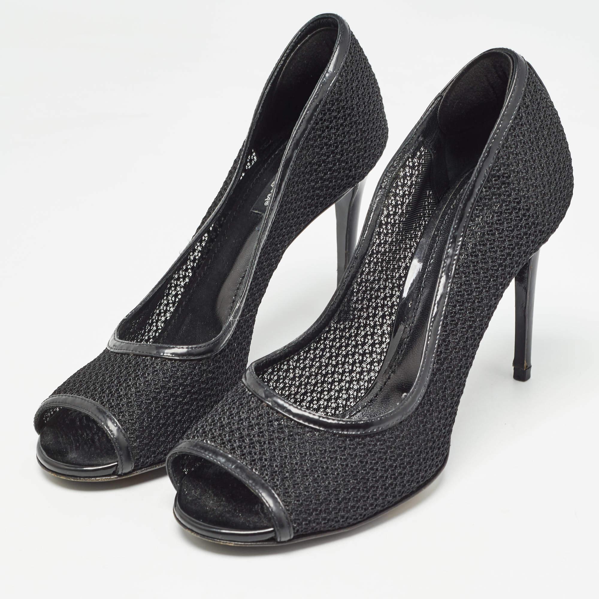 Curvaceous arches a feminine appeal and a well built structure define this set of designer pumps. Coming with comfortable insoles and sleek heels style them with your favorite outfits.
