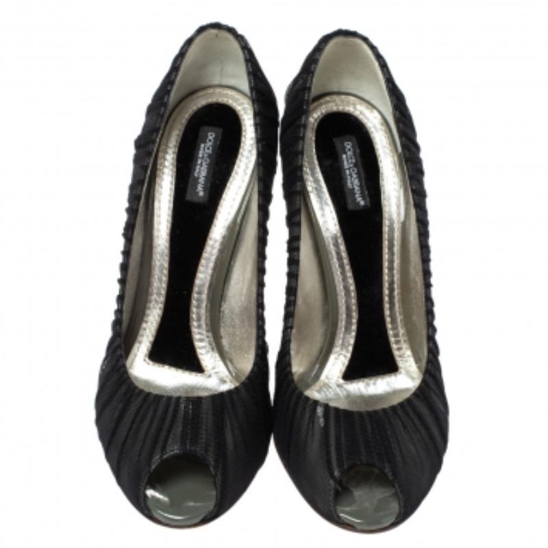Ein elegantes Design, das durch hochwertige MATERIALIEN und handwerkliches Geschick besticht. Diese Dolce & Gabbana-Pumps aus Mesh-Gewebe und PVC haben eine Peep-Toe-Zehe, eine Innensohle mit Label-Detail und einen 11 cm hohen Absatz für einen