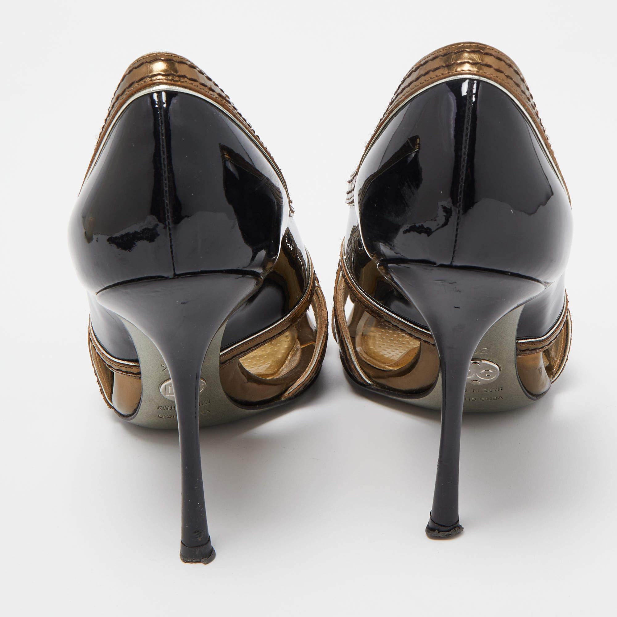 De las mujeres Dolce & Gabbana Bombas con puntera abierta de charol y cuero negro/metálico talla 36.5 en venta