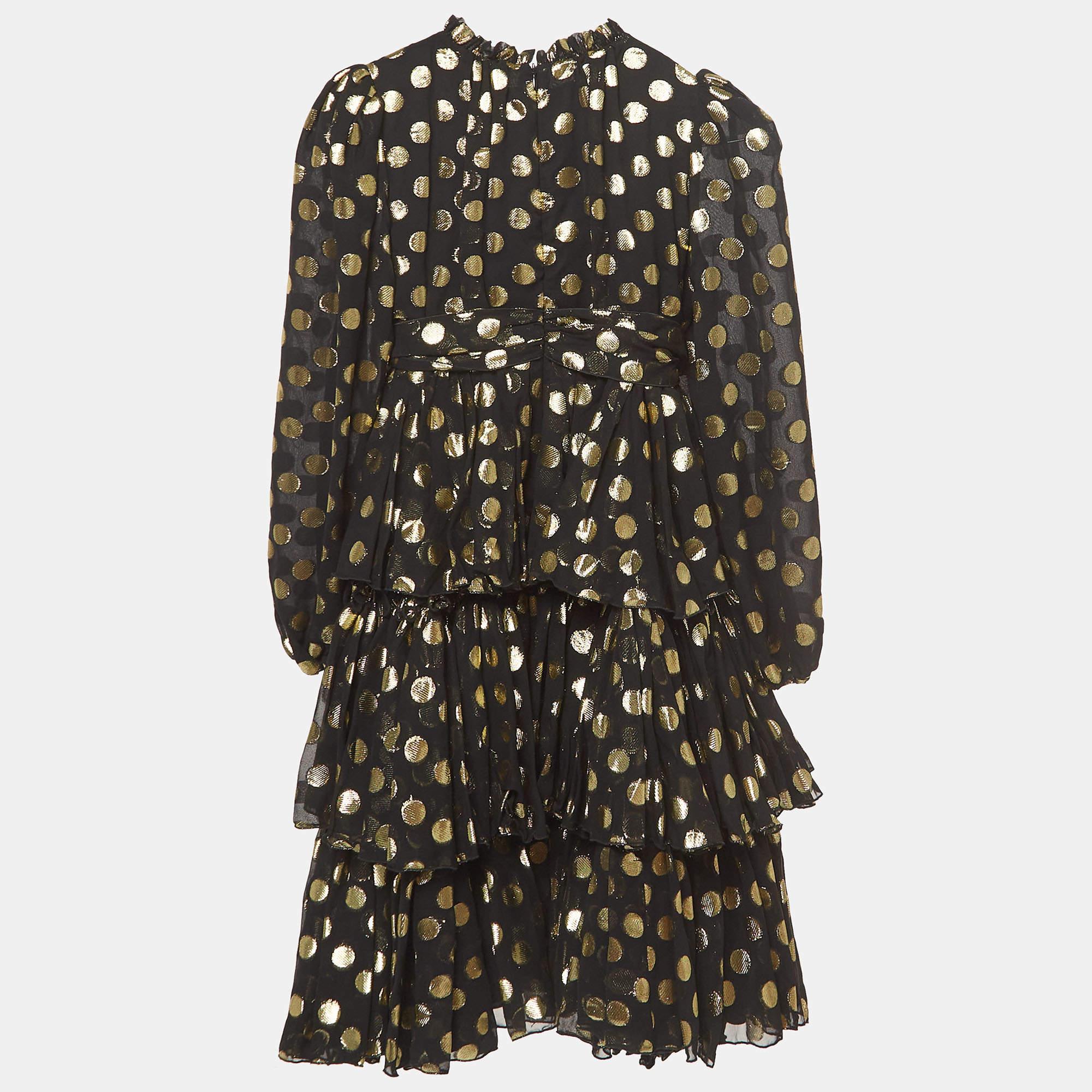 La robe Dolce and Eleg est élégante grâce à sa mousseline de soie noire à pois métalliques. Le design à étages ajoute une touche ludique tandis que la matière délicate crée une silhouette charmante. Parfaite pour les occasions spéciales, cette robe