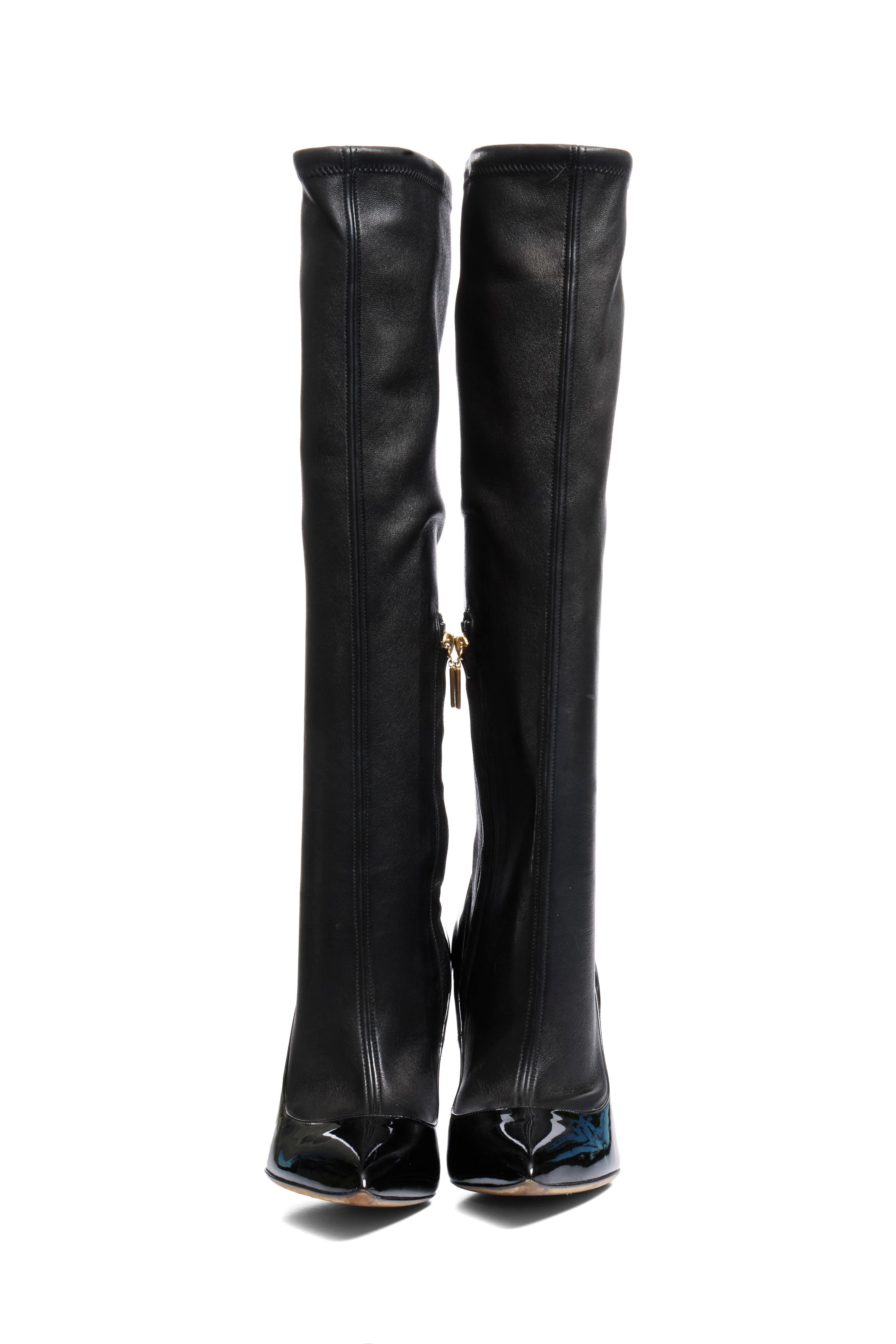 Dolce & Gabbana Black Nappa & Patent Leather Knee-High Stiletto Boots FW13, Made in Italy

Exemple frappant de la féminité audacieuse de l'automne-hiver 2013 de Dolce & Gabbana, ces bottes sculpturales au genou sont réalisées en cuir Nappa noir