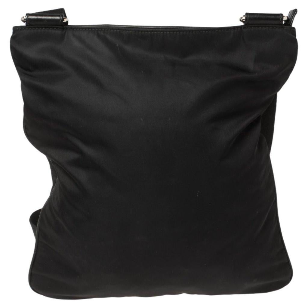 Realizzata in nylon e pelle pregiata, questa borsa messenger di Dolce & Gabbana è perfetta per l'uso quotidiano. L'esterno è di colore nero e la targhetta con l'etichetta del marchio si trova sul davanti. Ha una tracolla regolabile con finiture in