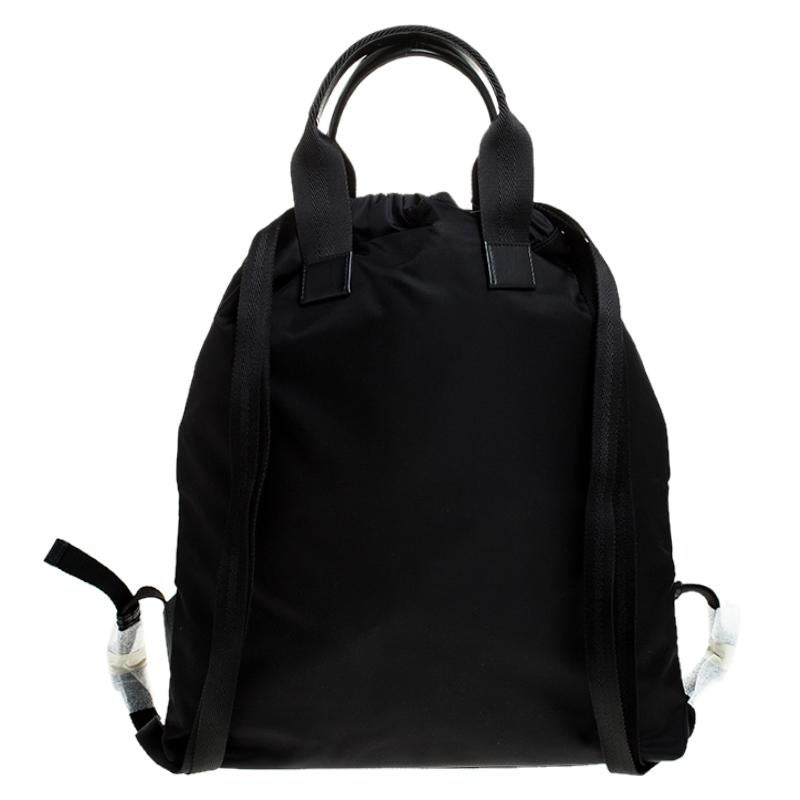 Wir lieben alles von Dolce & Gabbana:: und dieser Rucksack hat es uns angetan! Dieser Rucksack besticht durch seinen minimalistischen Stil. Sie ist aus glattem Nylon gefertigt und über und über mit einem schwarzen Farbton verziert. Die Tasche hat