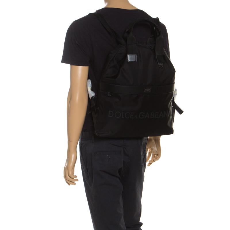 Dolce & Gabbana Schwarzer Nylon-Rucksack mit Kordelzug im Zustand „Neu“ in Dubai, Al Qouz 2