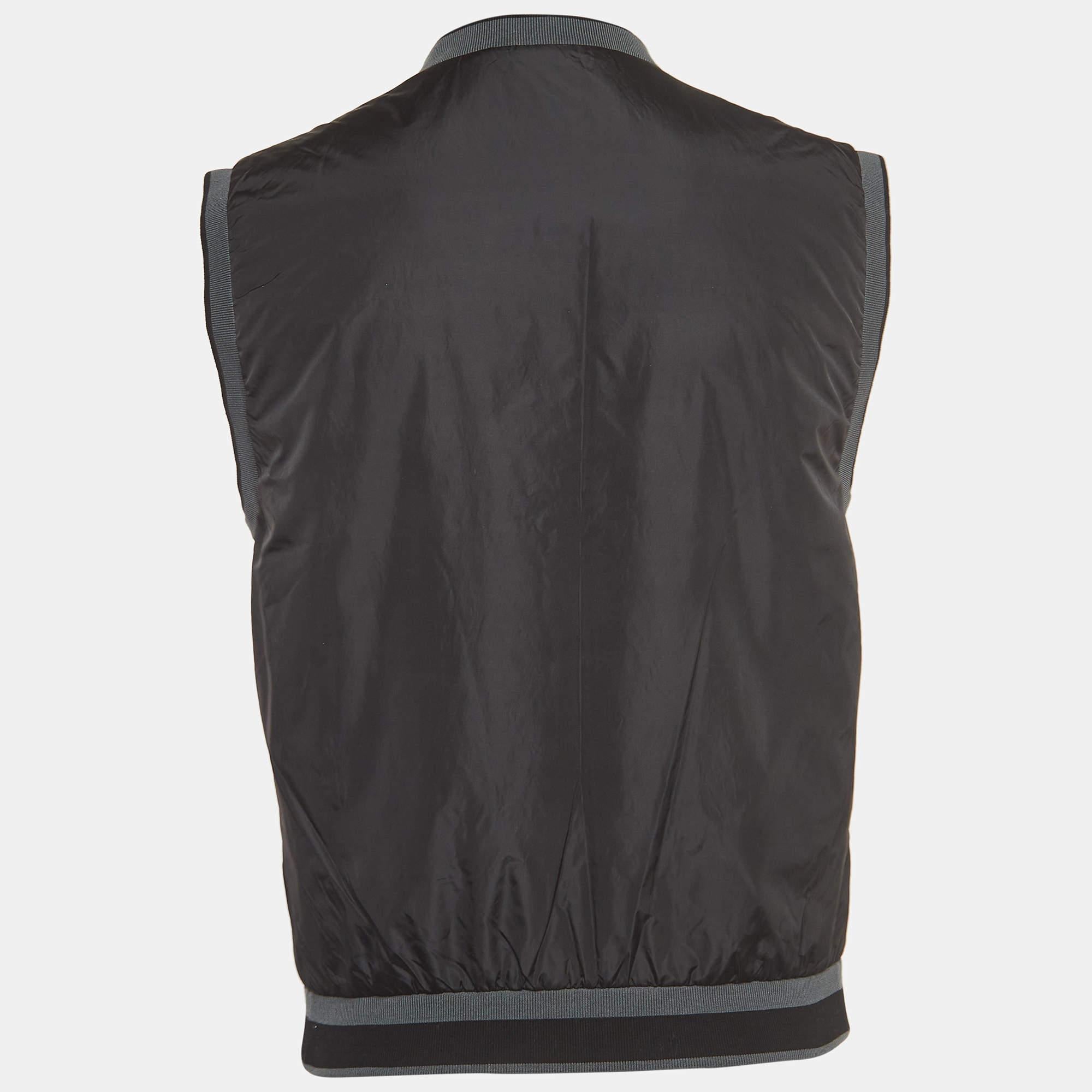 This gIlet has been designed by Dolce & Gabbana to accompany you all day long. Made using durable materials, the casual creation promises comfort and ease. It features a front zip closure, two pockets, and a signature crown plaque at the front.

