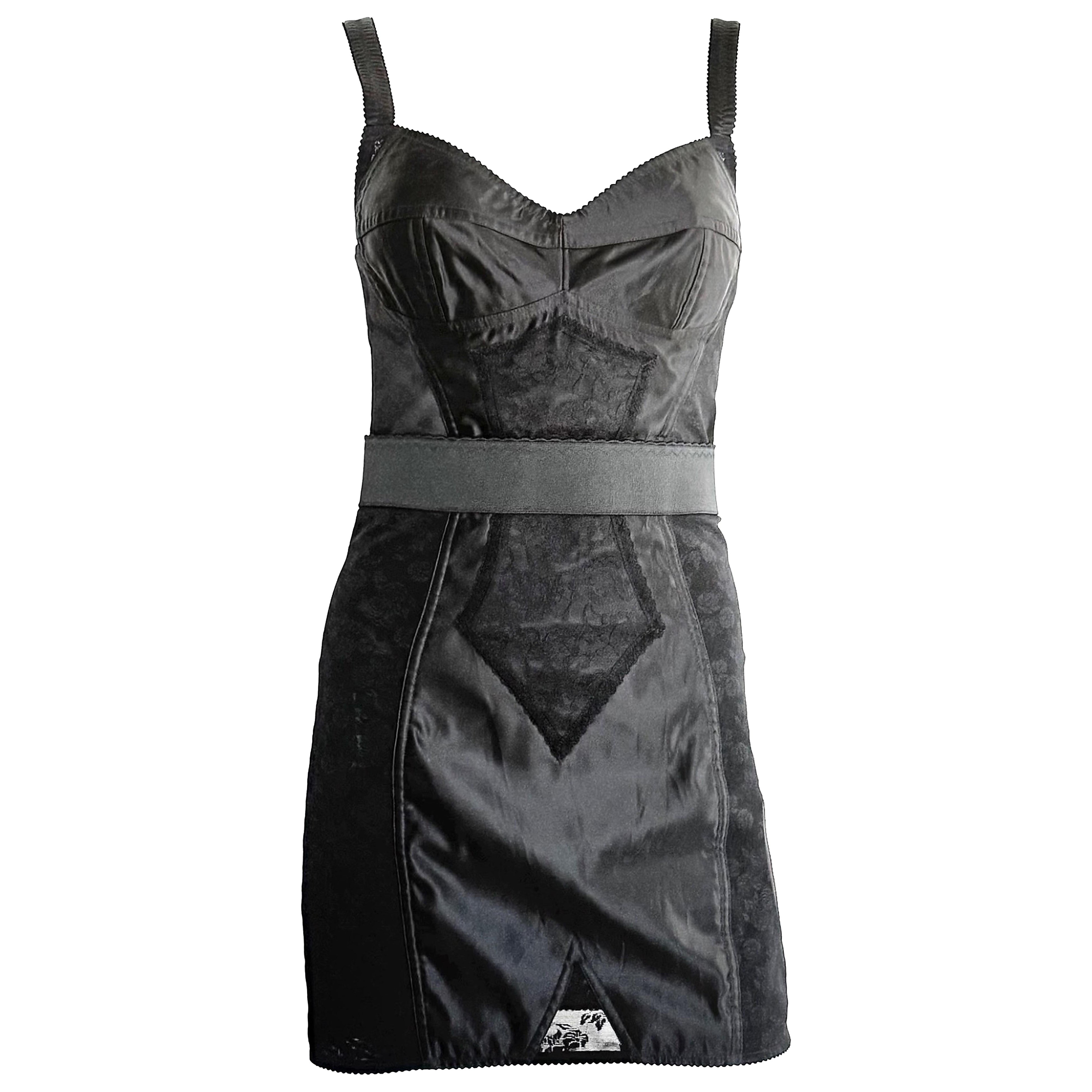 DOLCE & GABBANA Mini vestido con corpiño de encaje y satén elástico con paneles negros en venta