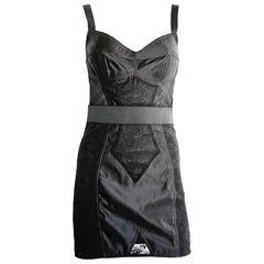 DOLCE & GABBANA Mini vestido con corpiño de encaje y satén elástico con paneles negros