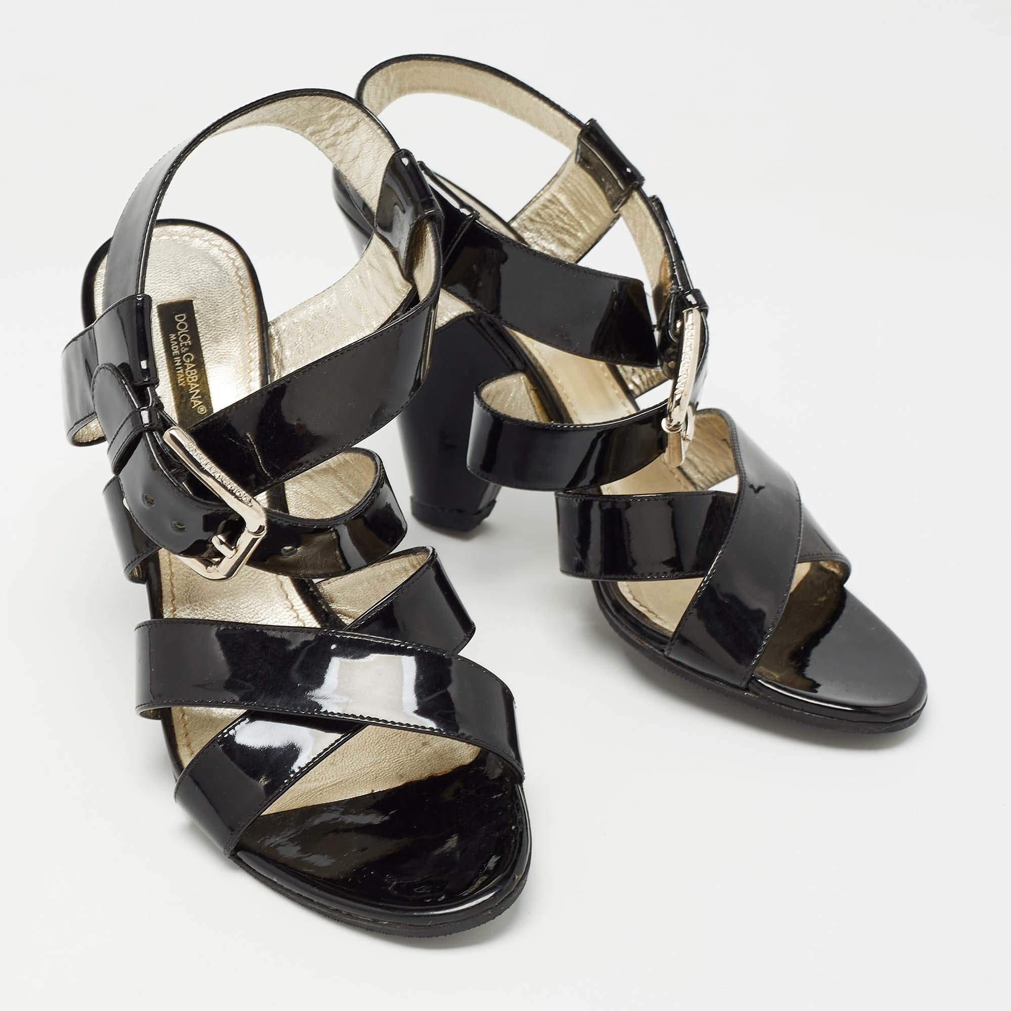 Dolce & Gabbana Sandalias con correa en el tobillo de charol negro talla 38.5 en Bueno estado para la venta en Dubai, Al Qouz 2