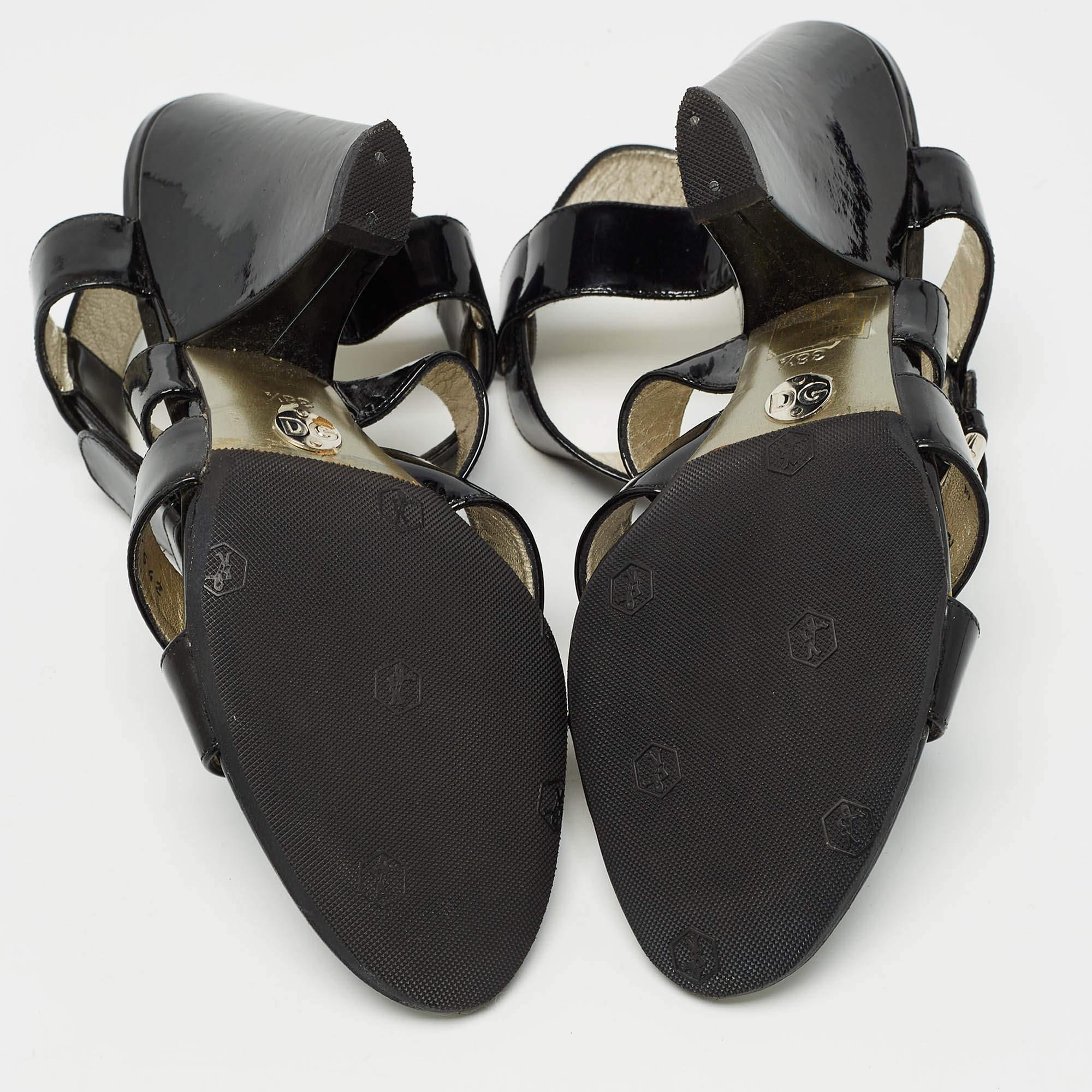 Dolce & Gabbana Sandalias con correa en el tobillo de charol negro talla 38.5 en venta 1