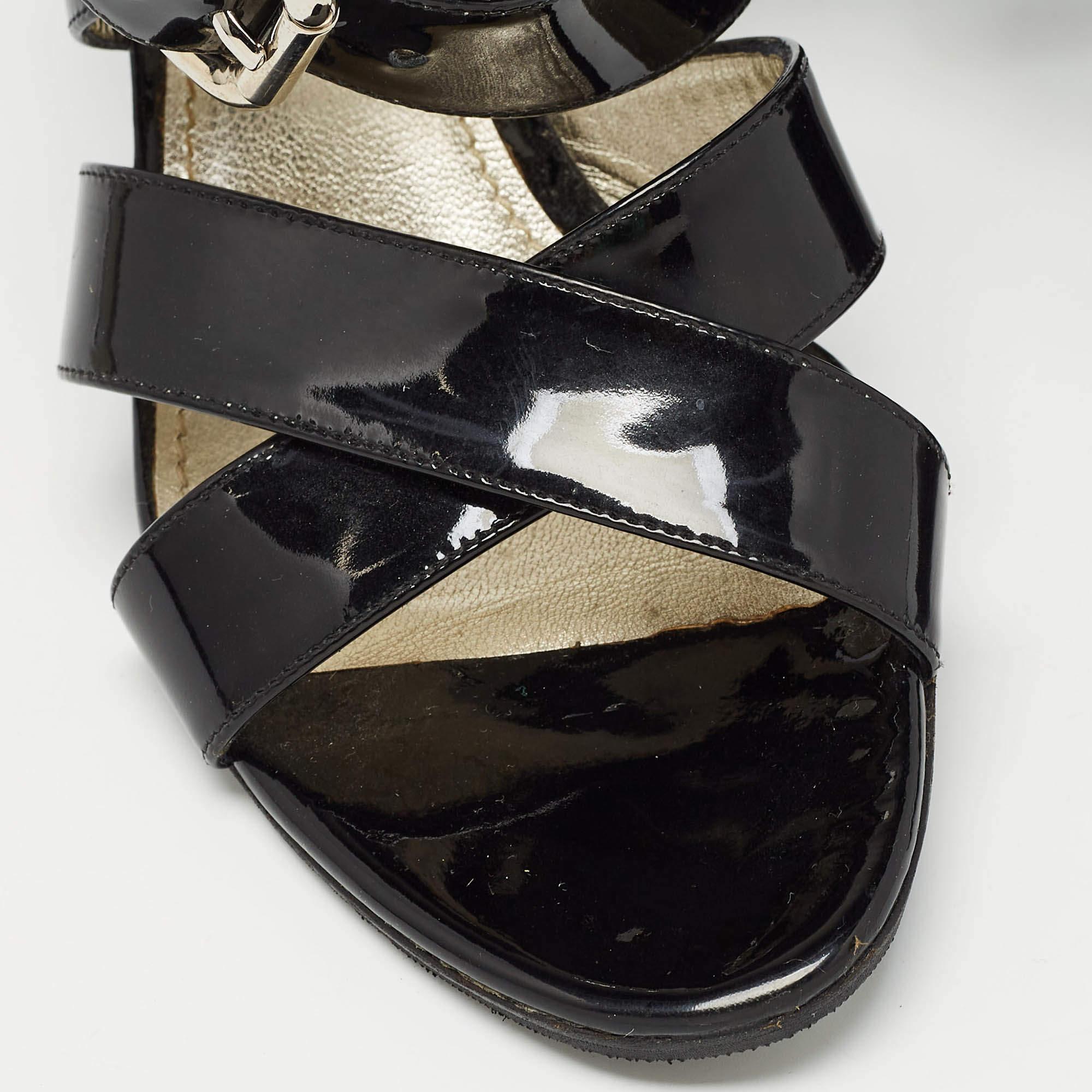Dolce & Gabbana Sandalias con correa en el tobillo de charol negro talla 38.5 en venta 2
