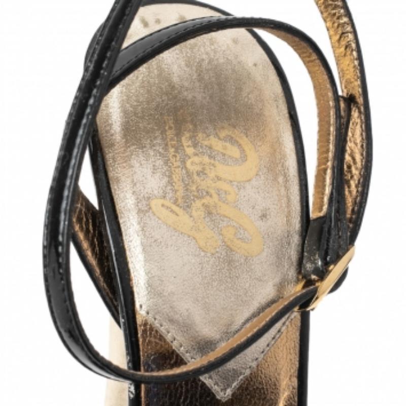 Dolce & Gabbana  Sandalias con tira al tobillo y lazo de charol negro talla 37 en Bastante bueno estado para la venta en Dubai, Al Qouz 2