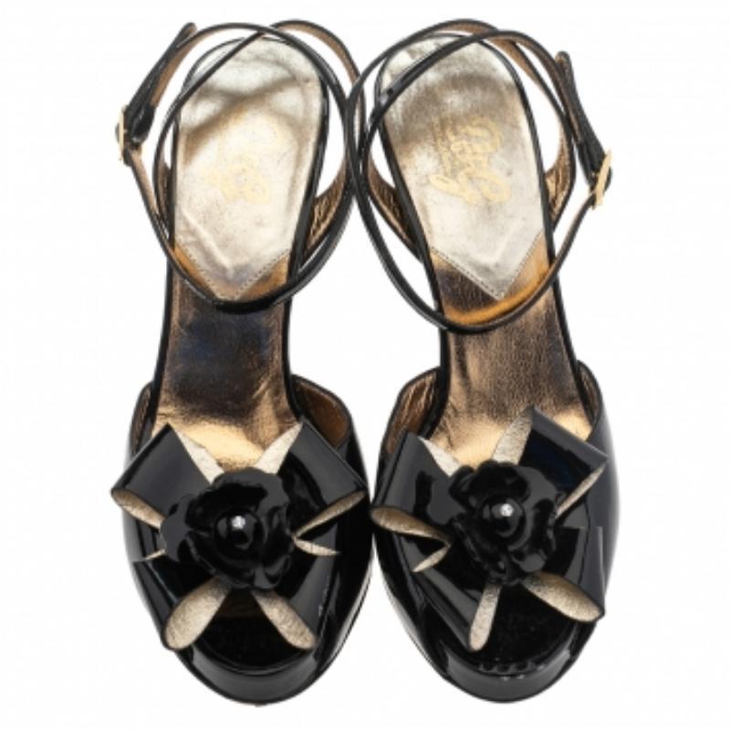 De las mujeres Dolce & Gabbana  Sandalias con tira al tobillo y lazo de charol negro talla 37 en venta