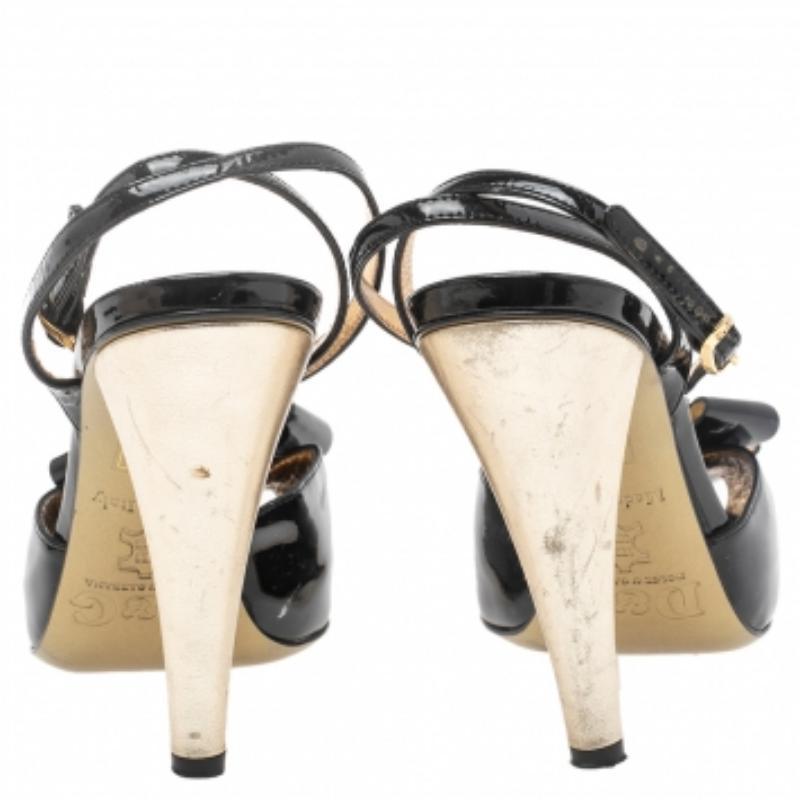 Dolce & Gabbana  Sandalias con tira al tobillo y lazo de charol negro talla 37 en venta 1