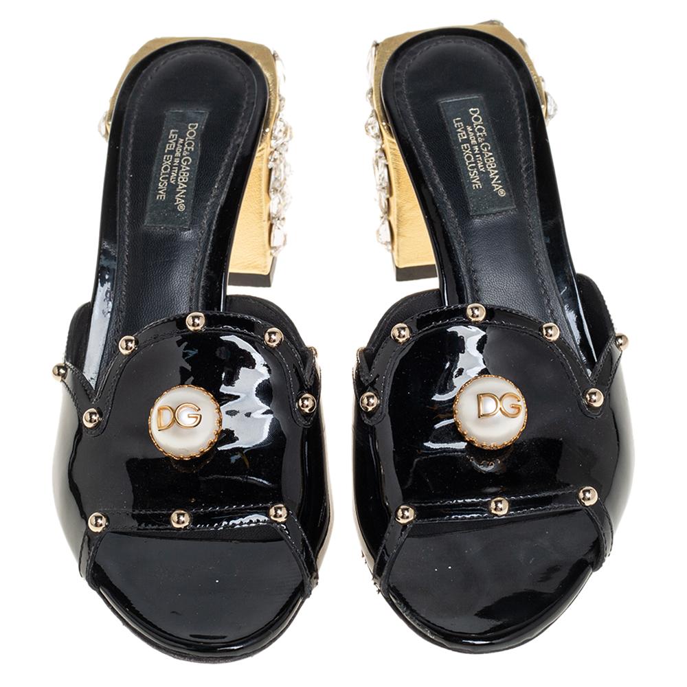 Bonitas en negro, estas mules Dolce & Gabbana son ideales tanto para looks chic-casuales como para looks elegantes de noche. Diseñadas con tacones en bloque cubiertos de adornos de cristal, estas mules de charol están pensadas para ofrecer un estilo