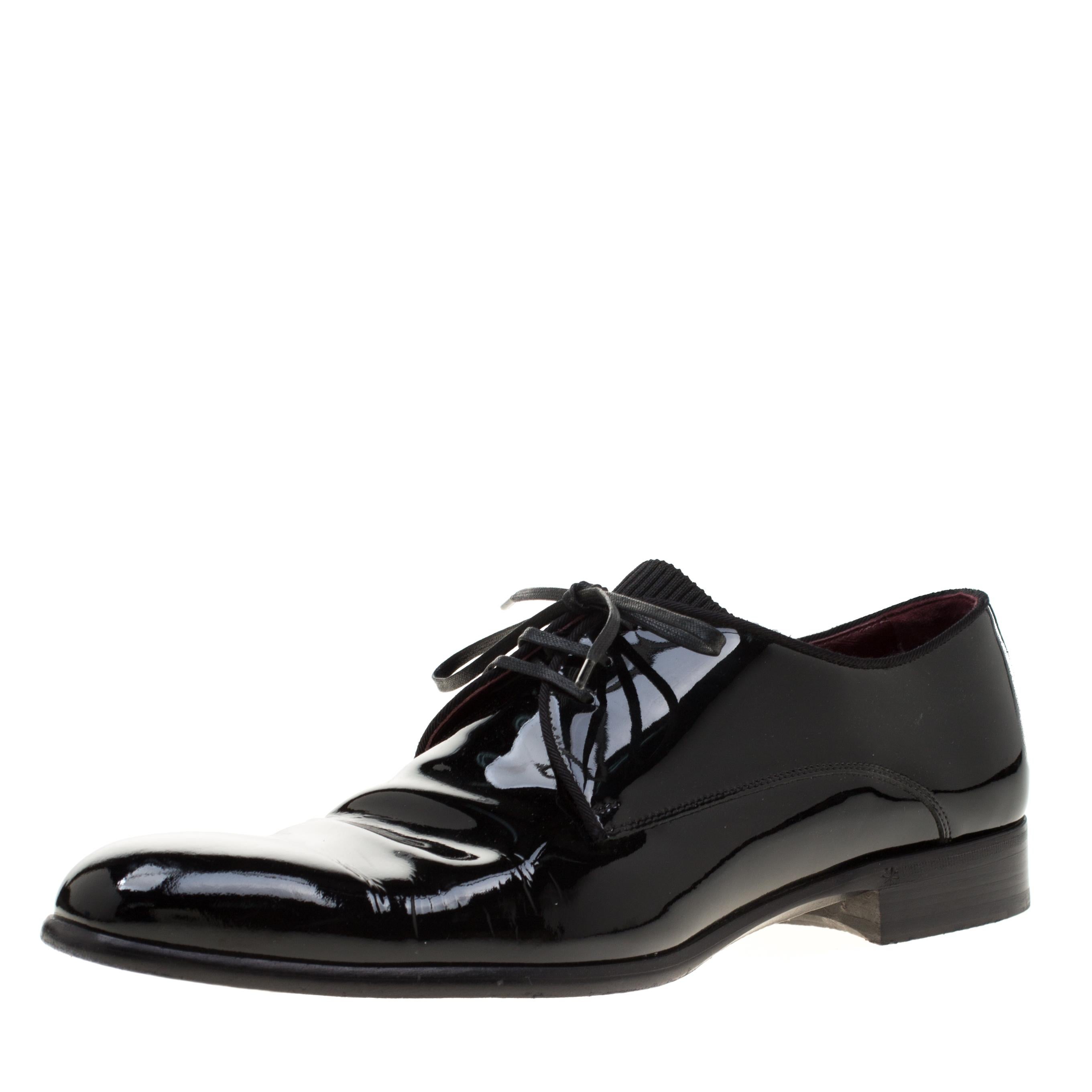 These Dolce and Gabbana shoes bring a refined look! The pair is expertly crafted from black patent leather and feature lace-ups on the vamps and comfortable insoles. Pair them with a plain shirt, slim fit trousers and a double-breasted blazer for a