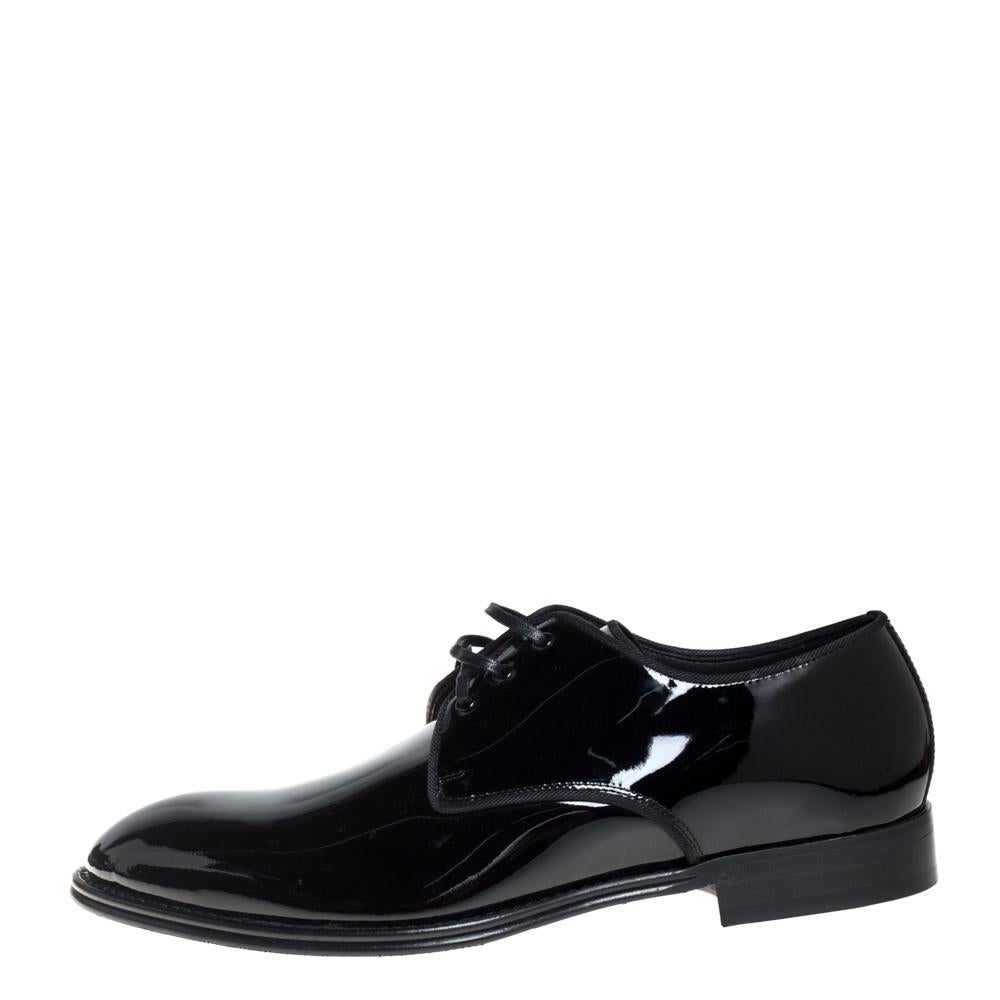 Timeless, versatile, and stylish, these derby shoes from Dolce & Gabbana are absolute must-haves for any style-conscious man. Slip these on and instantly elevate your ensembles. Crafted from black patent leather, they are designed with round toes
