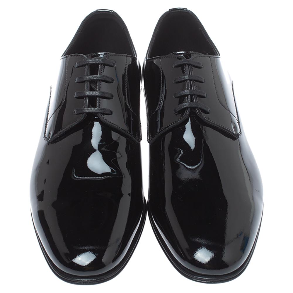We bet you cannot find oxford shoes as classy as these from Dolce & Gabbana. Beautifully crafted in Italy, they are covered with patent leather and laces on the vamps. These shoes are complete with low heels and a glossy black exterior. Your dapper