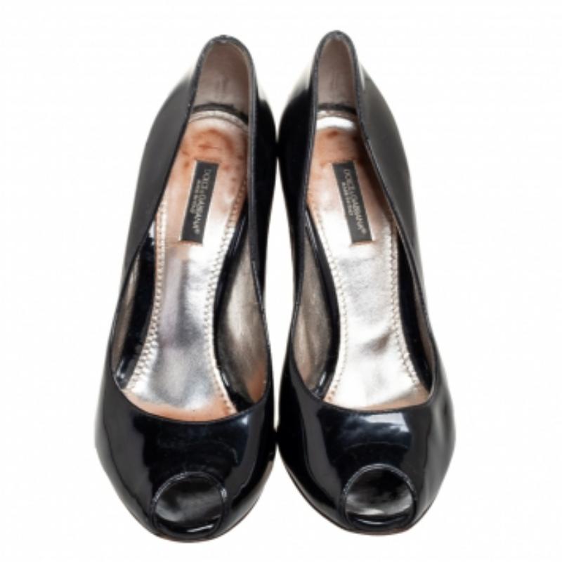 Dolce & Gabbana Escarpins Peep Toe en cuir verni noir Taille 37 État moyen - En vente à Dubai, Al Qouz 2