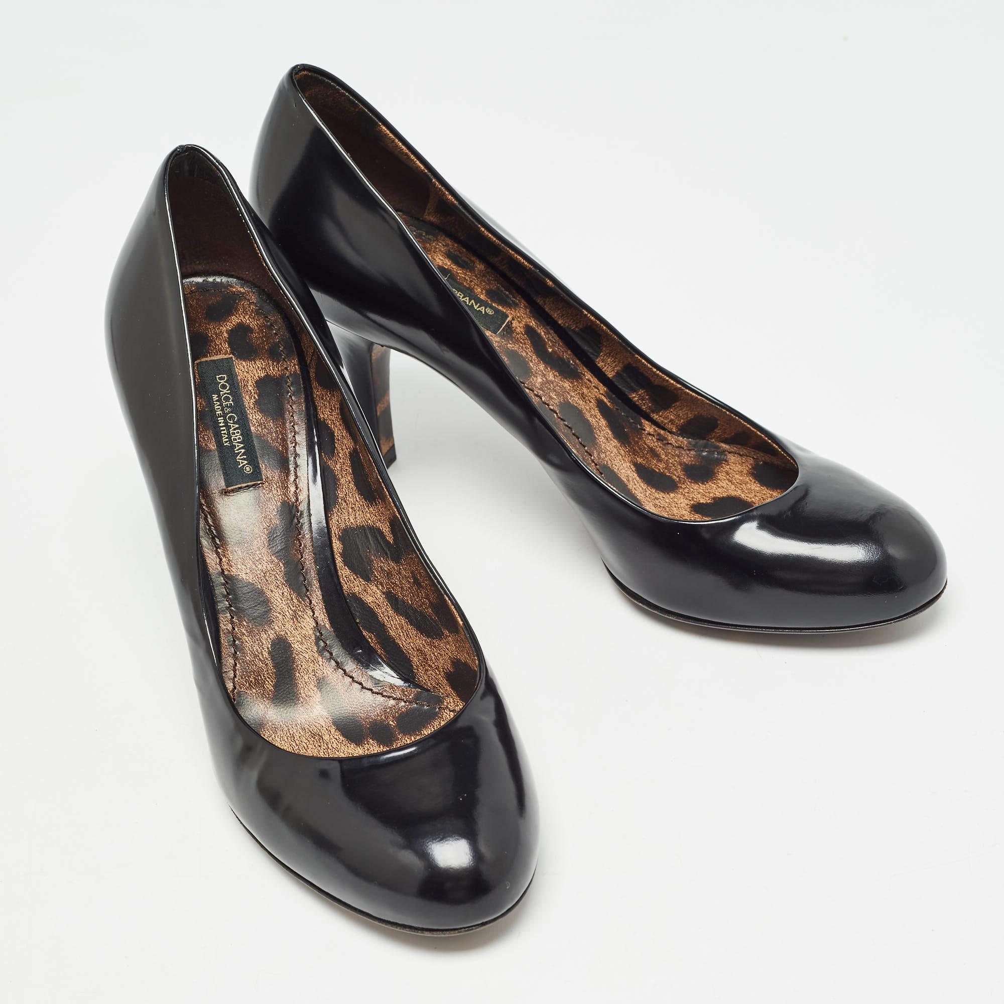 Dolce & Gabbana Escarpins à bout rond en cuir verni noir Taille 37 Bon état - En vente à Dubai, Al Qouz 2