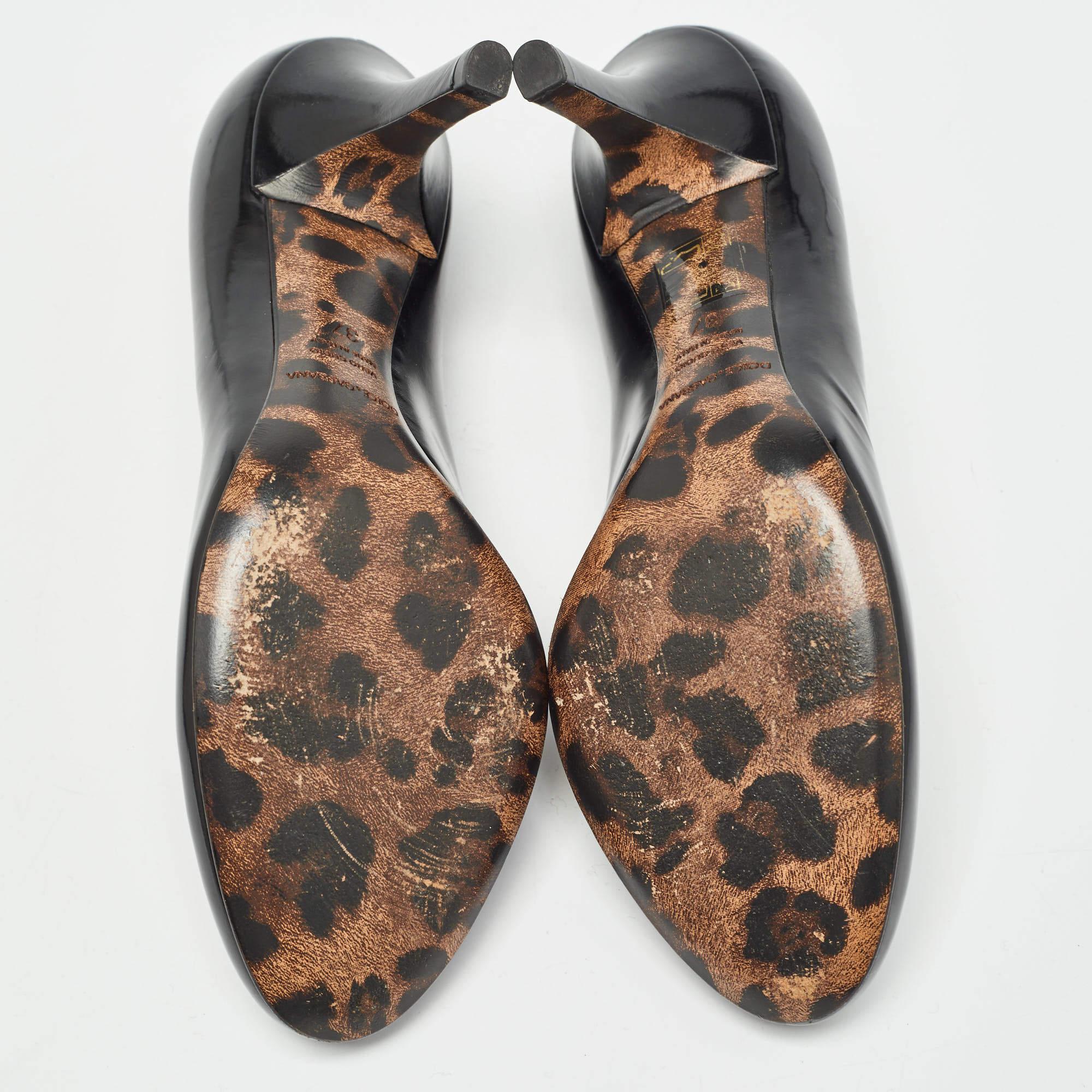 Dolce & Gabbana Escarpins à bout rond en cuir verni noir Taille 37 en vente 1