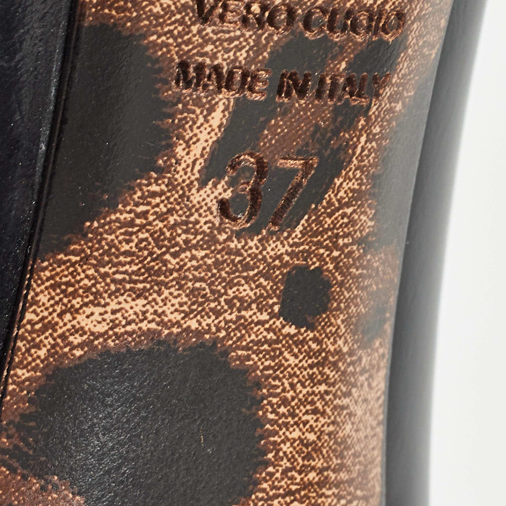 Dolce & Gabbana Escarpins à bout rond en cuir verni noir Taille 37 en vente 2